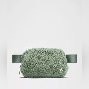 Everywhere Belt Bag Fleece - Grey Eucalyptus Silver